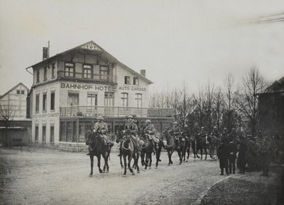 Kavallerie passiert ein Bahnhofshotel, 1918 von English Photographer